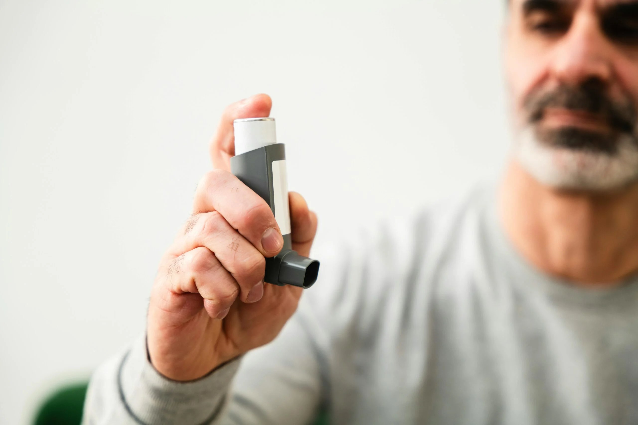 Doctor reviewing respiratory health with a patient in an Asthma/COPD clinical trial